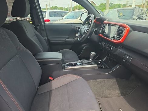 Used 2017 Toyota Tacoma SR5 AWD/4WD image 8