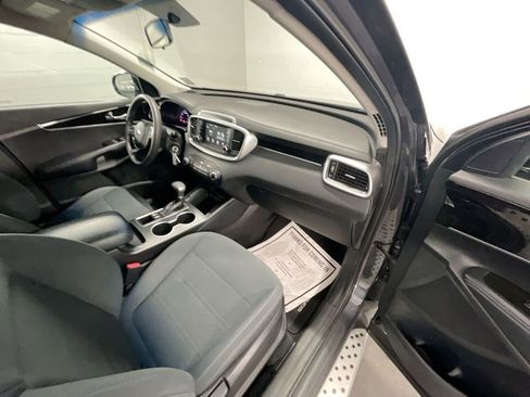 Used 2019 Kia Sorento LX image 26