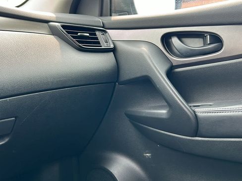 Used 2019 Nissan Rogue Sport S image 18