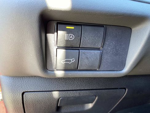 Used 2021 Toyota Highlander XLE AWD/4WD image 23