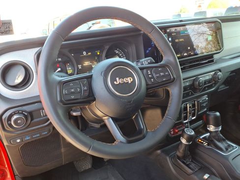 Used 2024 Jeep Wrangler Unlimited image 7