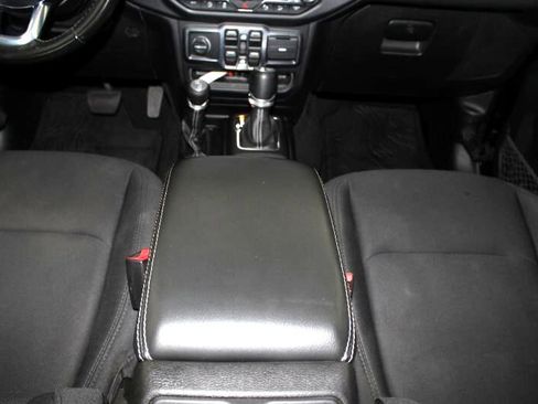 Used 2019 Jeep Wrangler Unlimited Sahara image 16