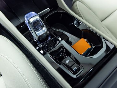 Used 2024 Volvo XC40 B5 Ultimate w/ Protection Package Premier image 25