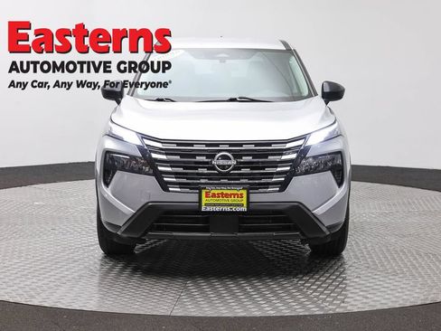 Used 2024 Nissan Rogue S AWD/4WD image 2