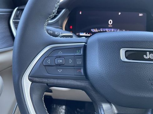 Used 2023 Jeep Grand Cherokee Limited w/ Luxury Tech Group II image 15