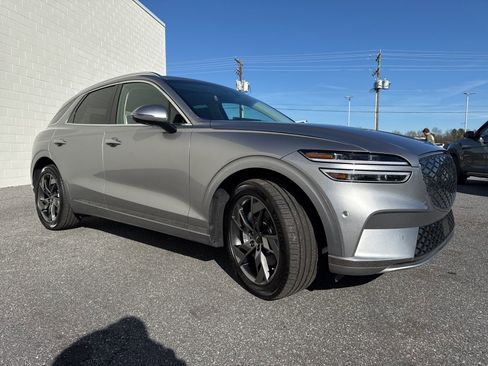 Used 2025 Genesis Electrified GV70 Advanced w/ Prestige Package image 3