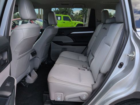 Used 2018 Toyota Highlander Plus FWD image 14