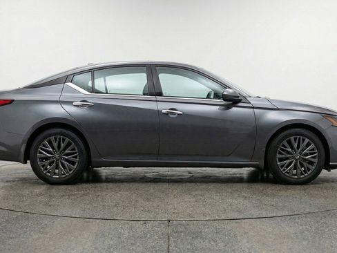 Used 2025 Nissan Altima 2.5 SV image 11