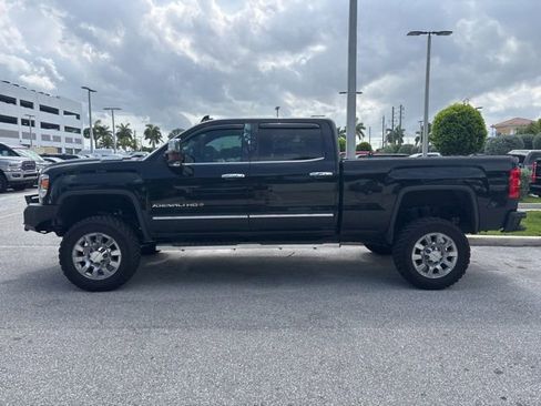 Used 2019 GMC Sierra 2500 Denali w/ Duramax Plus Package AWD/4WD image 4