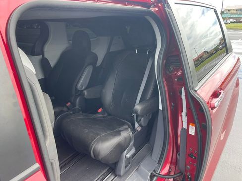 Used 2022 Toyota Sienna XSE image 11