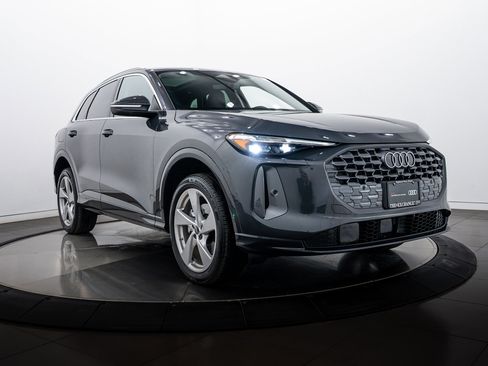 Used 2025 Audi Q5 Premium Plus w/ Premium Plus image 2