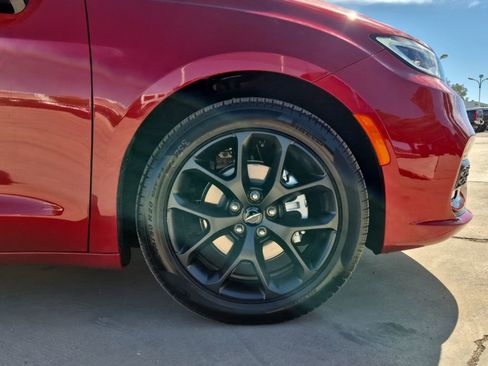 New 2025 Chrysler Pacifica Limited w/ Trailer Tow Group image 12