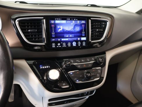 Used 2017 Chrysler Pacifica Touring-L Plus w/ Advanced Safetytec Group FWD image 5