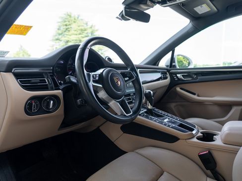 Certified 2021 Porsche Macan AWD/4WD image 23