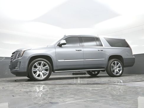 Used 2020 Cadillac Escalade ESV Luxury image 32