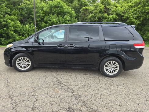 Used 2012 Toyota Sienna XLE w/ Premium Pkg FWD image 14