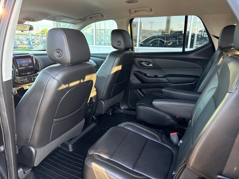 Used 2020 Chevrolet Traverse LT w/ Driver Confidence II Package AWD/4WD image 16