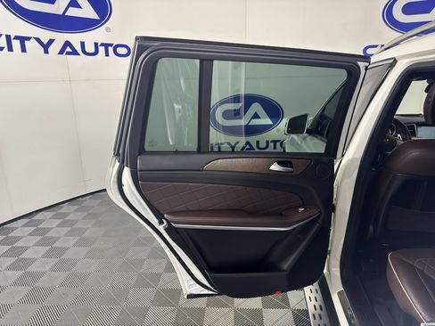 Used 2015 Mercedes-Benz GL 550 4MATIC image 32