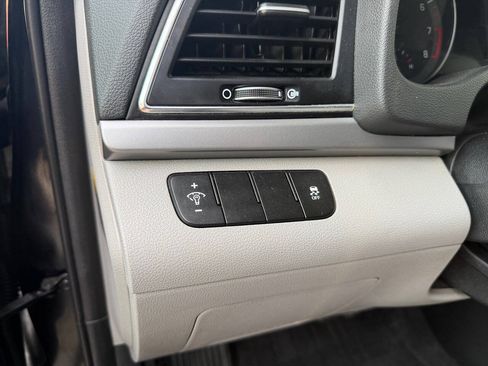 Used 2018 Hyundai Elantra SE FWD image 24