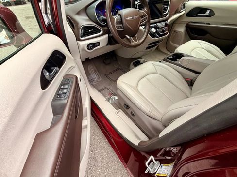 Used 2020 Chrysler Pacifica Touring-L Plus image 14