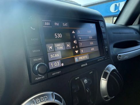 Used 2018 Jeep Wrangler Unlimited Sahara w/ Connectivity Group image 18