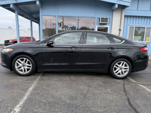 Used 2016 Ford Fusion SE FWD image 2