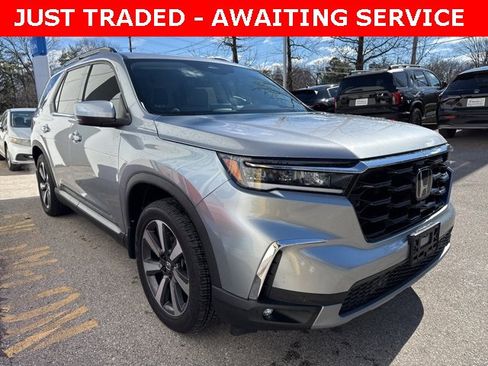 Used 2023 Honda Pilot Touring image 3