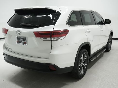 Used 2019 Toyota Highlander LE FWD image 4