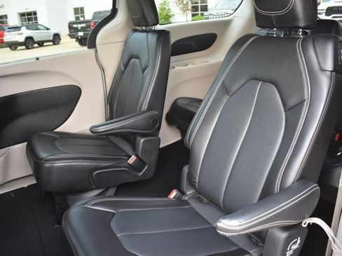 Used 2024 Chrysler Pacifica Touring-L FWD image 15