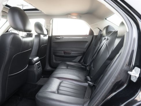 Used 2010 Chrysler 300 C image 21