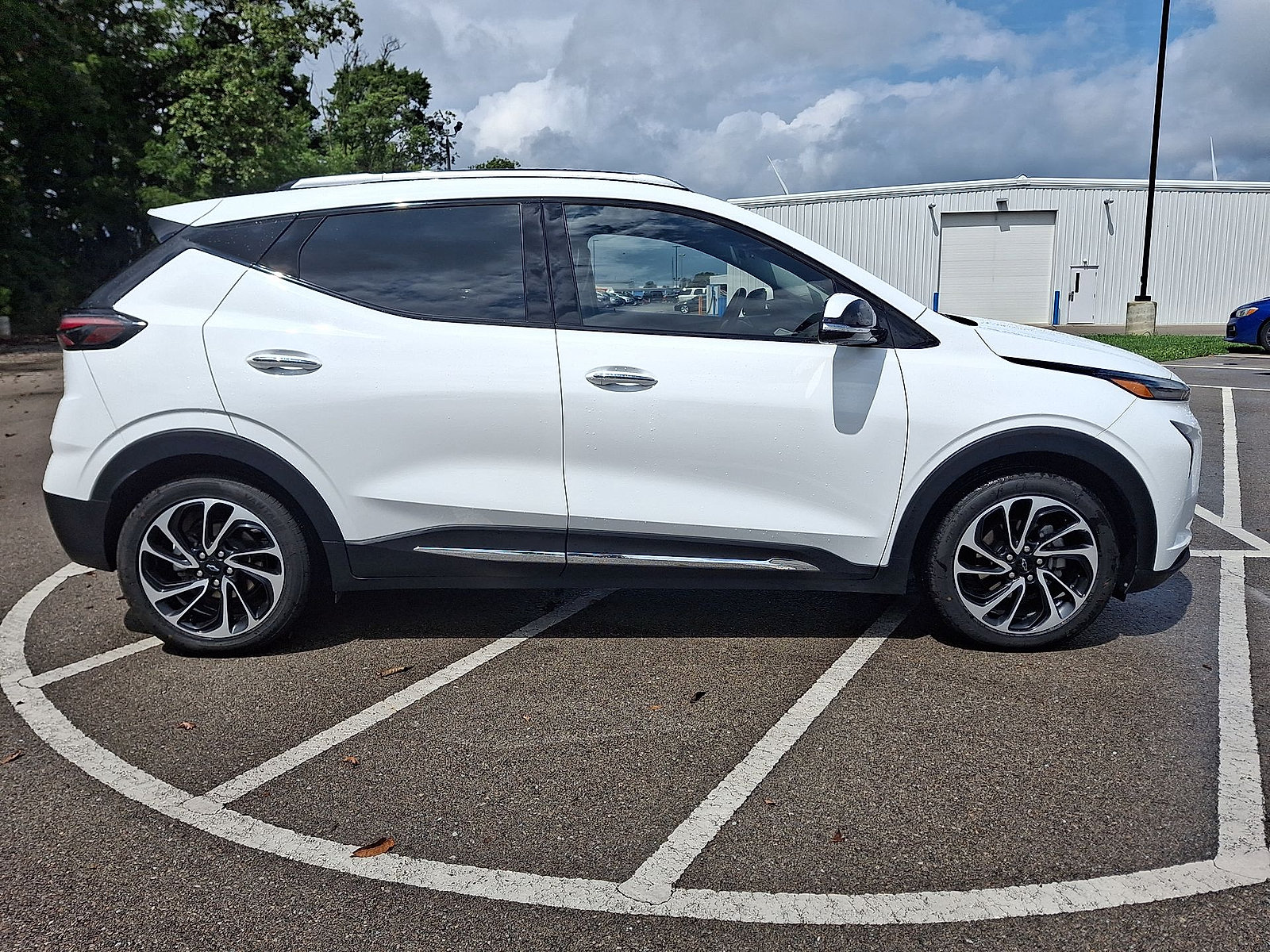 Used 2023 Chevrolet Bolt EUV Premier FWD image 26