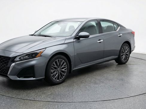 Used 2025 Nissan Altima 2.5 SV FWD image 3