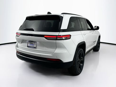 Used 2023 Jeep Grand Cherokee Altitude RWD image 5