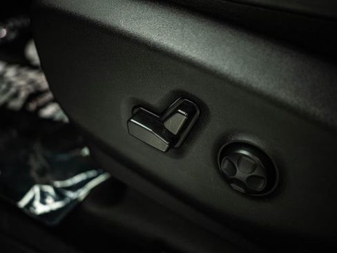 Used 2025 Chrysler Pacifica Select FWD image 16
