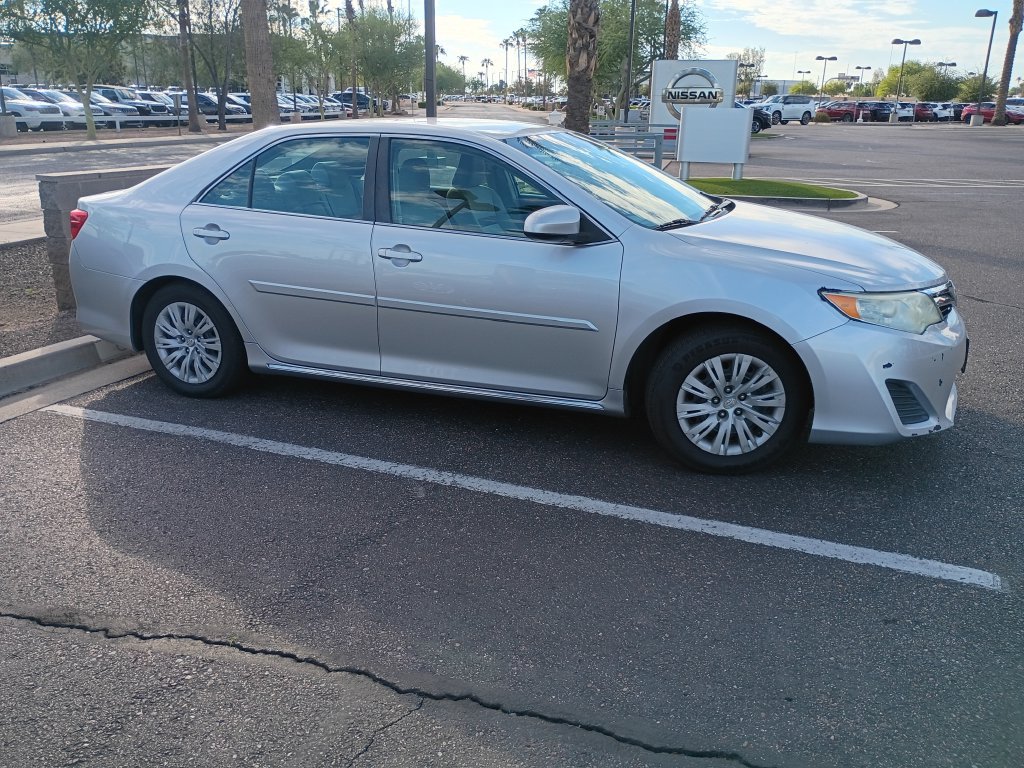 Used 2014 Toyota Camry LE FWD image 2