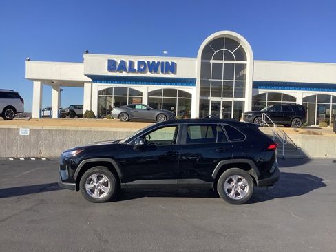 Used 2022 Toyota RAV4 XLE w/ XLE Grade Weather Package image 4