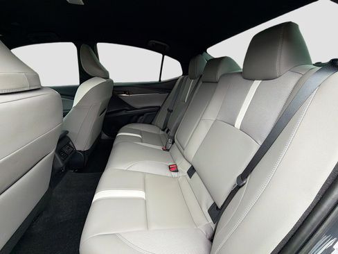 Used 2025 Toyota Camry SE image 19