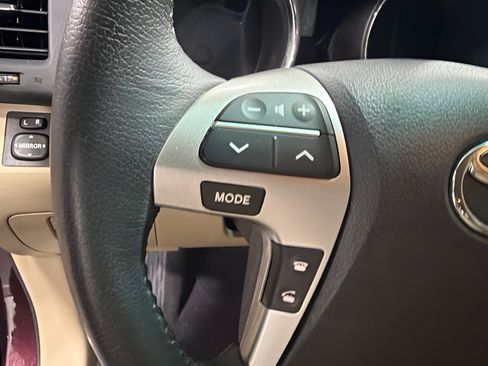 Used 2013 Toyota Highlander Limited AWD/4WD image 18