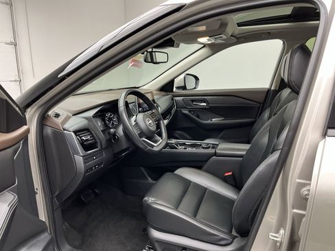 Used 2023 Nissan Rogue SL image 3