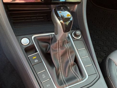 Used 2025 Volkswagen Jetta SE FWD image 19
