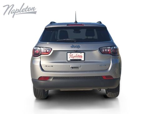 Used 2022 Jeep Compass Latitude w/ Sun and Sound Group AWD/4WD image 4