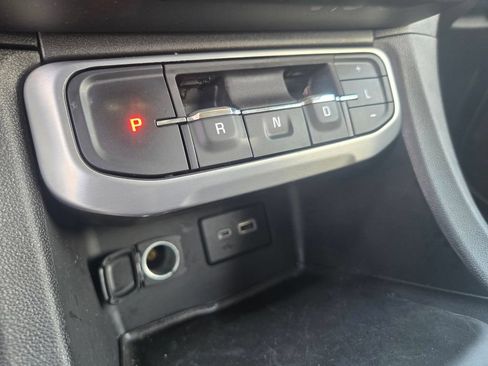 Used 2022 GMC Acadia SLE FWD image 13