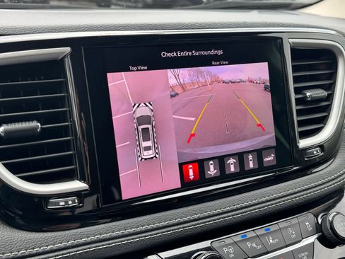 Used 2023 Chrysler Pacifica Touring-L image 24