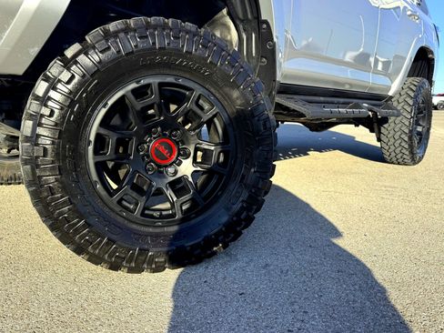 Used 2022 Toyota 4Runner SR5 Premium image 2