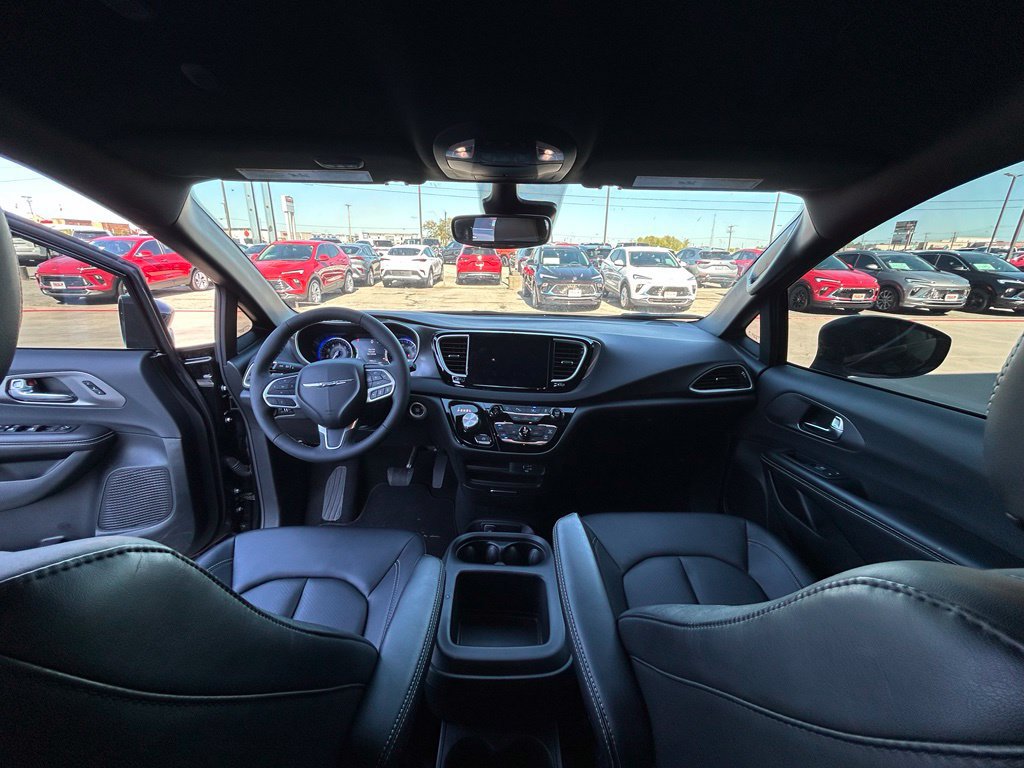Used 2026 Chrysler Pacifica Select FWD image 9