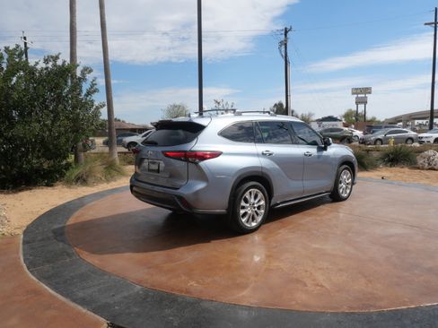 Used 2021 Toyota Highlander Limited image 2