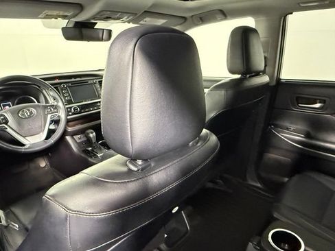 Used 2019 Toyota Highlander XLE FWD image 35
