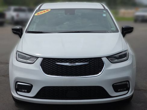 Used 2024 Chrysler Pacifica Touring-L FWD image 10