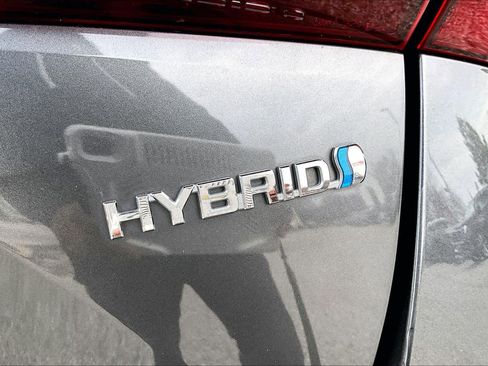 Used 2019 Toyota Prius LE image 9