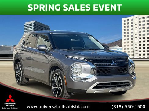 Used 2022 Mitsubishi Outlander SE image 1